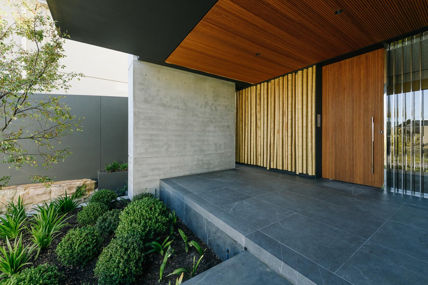 Bamboo poles and modern laminated bamboo cladding in Vaucluse